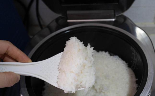 电饭煲煮的米饭太稀怎么办（解决电饭煲煮稀米饭的实用方法）